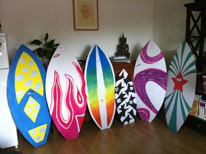 How to make a surfboard party decoration