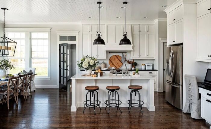 What is farmhouse style decorating