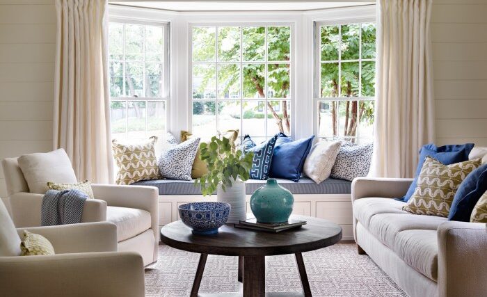 How to decorate a room with bay windows