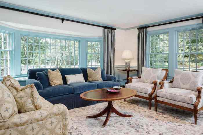 How to decorate a room with bay windows